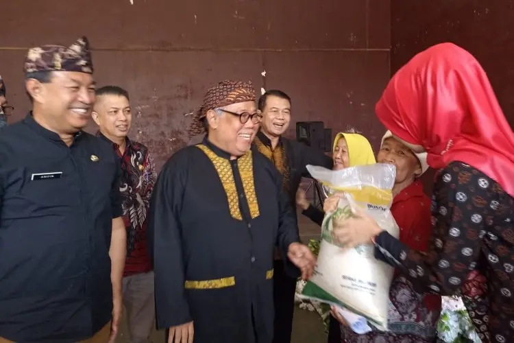 Pemprov Jabar Mulai Salurkan Bantuan Pangan Beras