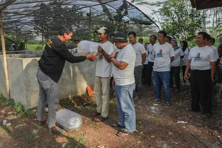 Nelayan Pesisir Dukung Ganjar Berikan Bantuan Lele ke Pembudi Daya Ikan Darat di Cianjur
