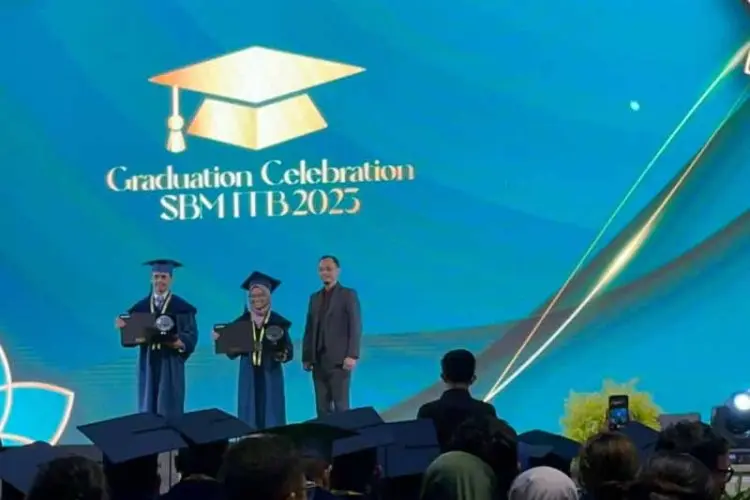 Syukuran Wisuda April 2023 SBM ITB Bertabur Penghargaan