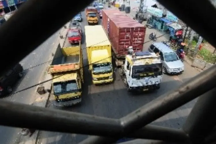 H-2 Lebaran, Kendaraan Bertonase Berat Dilarang Melintas Jalur Mudik di Karawang