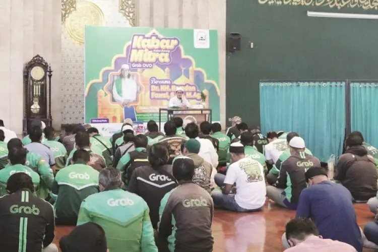 Mitra Grab di Bandung Meriahkan Ramadan dengan Tausiyah dan Bagi-bagi Takjil Gratis