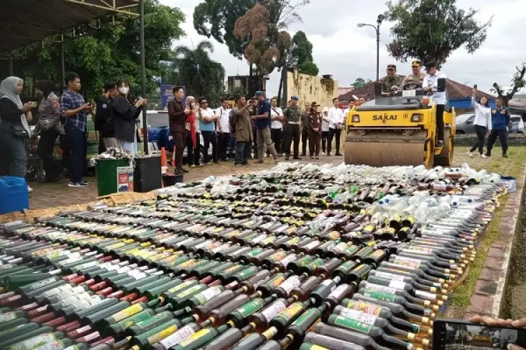 Beri Janji Plus Bukti Brantas Pekat, Polresta Bogor Kota Musnahkan Ribuan Botol Miras