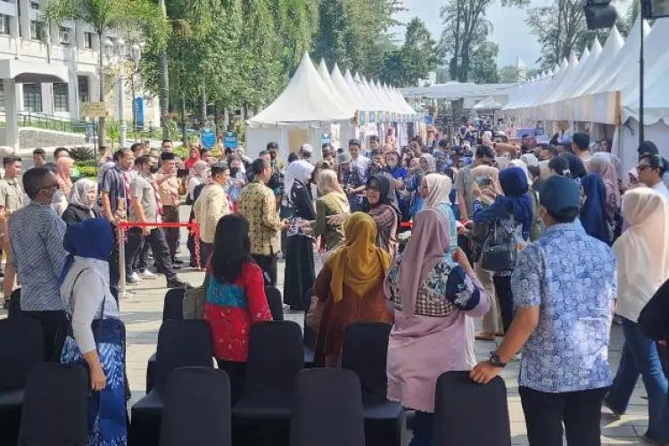 Warga Jabar Serbu Bazaar Ramadan bank bjb 1444 H di Gedung Sate