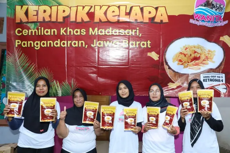 Manfaatkan Potensi Pesisir, Wanita Nelayan Sadulur Ganjar Ciptakan Produksi Keripik Kelapa