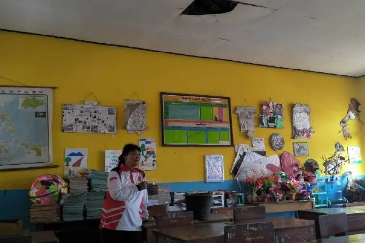 Gegara Atap Jebol dan Bocor, Aktivitas Belajar di SDN 2 Jambudipa Cisarua KBB Terganggu 