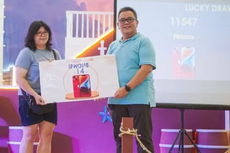 Inilah Pengunjung CCM Dapat iPhone 14 di Acara Midnight Shopping Sale