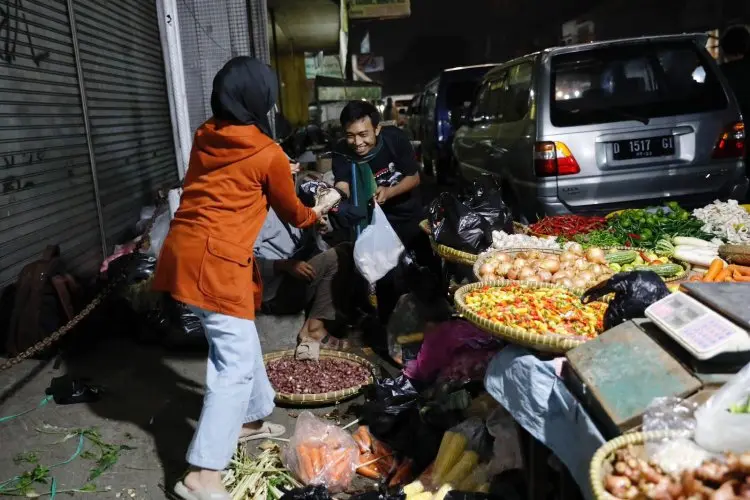 GMP Meriahkan Sisa Bulan Ramadan Lewat Berbagi Sahur di Bandung