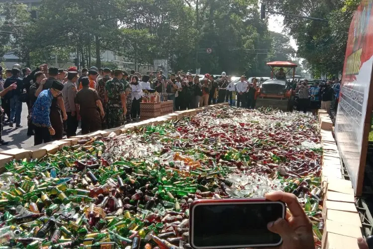 Polda-Polrestabes Bandung  Musnahkan Ribuan Botol Miras Bareng Forkopimda