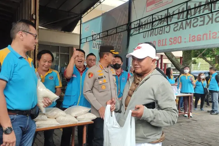 Bersama Komunitas, Polrestabes Bandung Gelar Pasar Murah