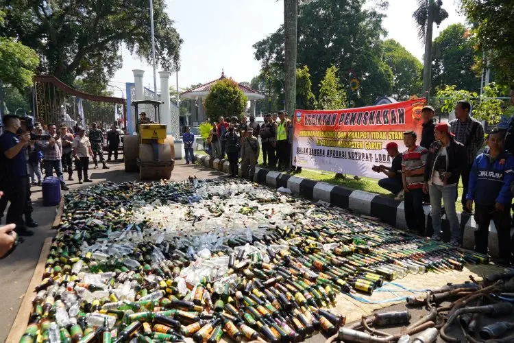 Polres Garut Musnahkan 200 Knalpot Brong dan 3.500 Botol Miras 