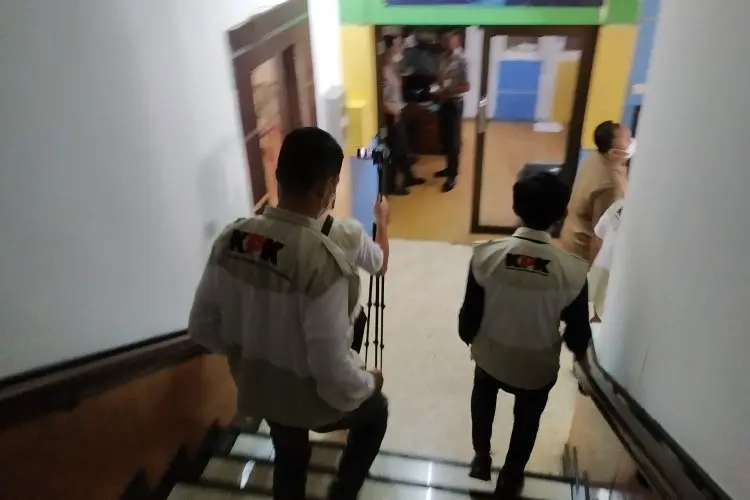 Lima Jam Geledah Ruang Kerja Wali Kota Bandung Yana Mulyana, KPK Angkut Tiga Koper