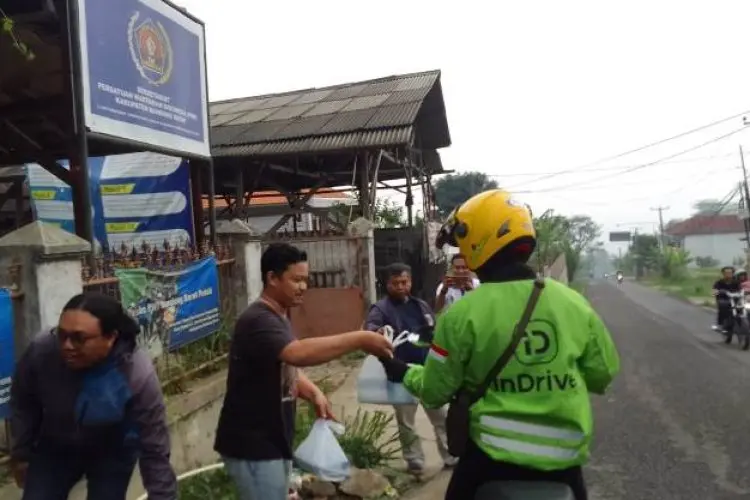Tak Ingin Ketinggalan Momen Ramadan, PWI KBB Bekerjasama dengan IKWI Jabar Bagikan Takjil Gratis untuk Warga