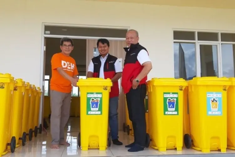Ikut Atasi Masalah Sampah Masjid Raya Al Jabbar, MUJ Sumbang Ratusan Tempat Sampah
