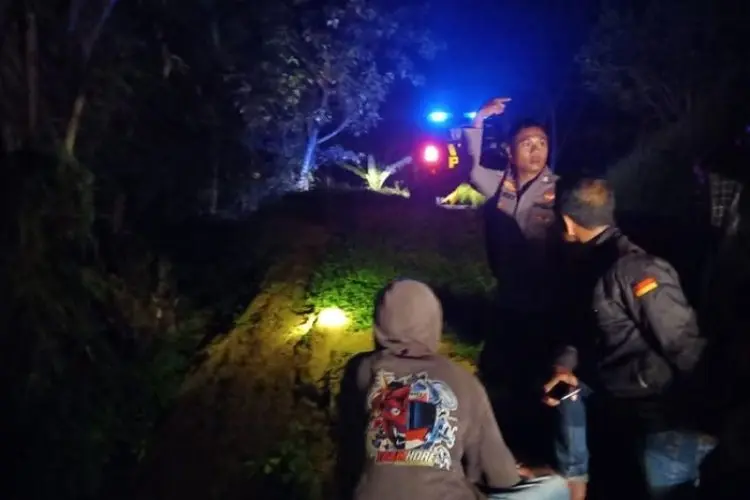 Ikuti Google Map, Pengemudi Toyota Rush Ini Malah Terjun ke Jurang di Sukawangi