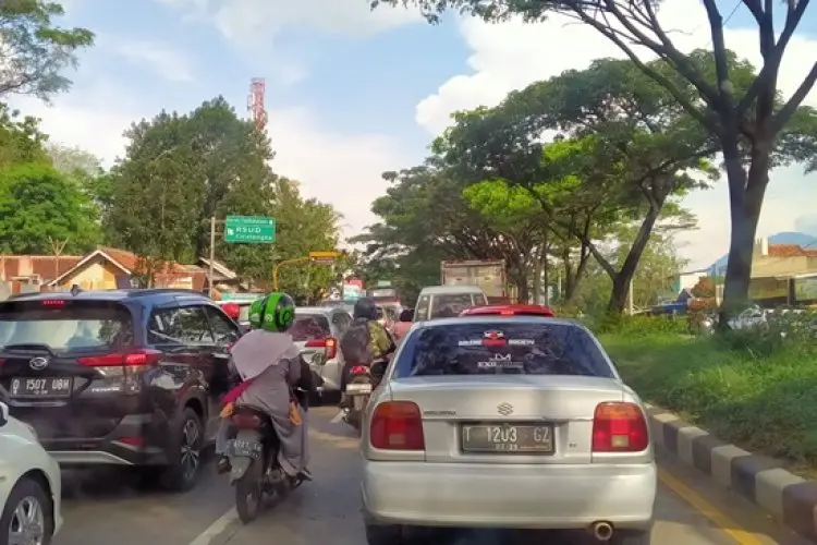 Hari H Lebaran Arus Lalu Lintas Cileunyi-Nagreg Sempat Tersendat di Jalan Raya Cicalengka