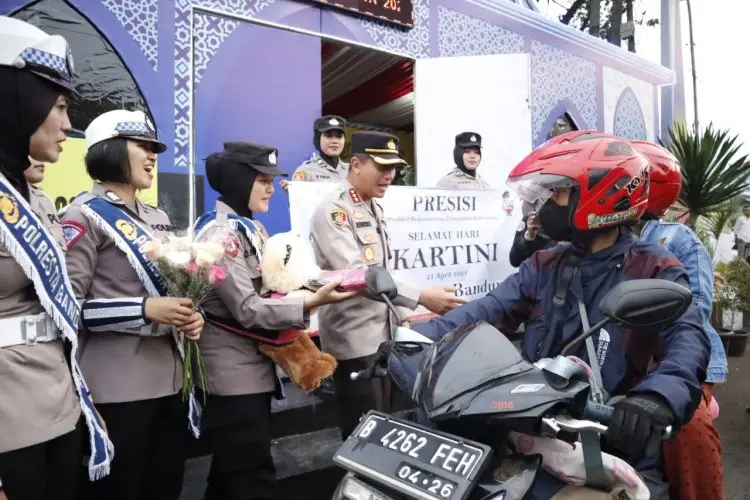 Sambut Hari Kartini, Polwan Polresta Bandung Bagi-bagi Bunga, Takjil dan Gendongan Bayi di Jalur mudik Lintas Selatan Nagreg