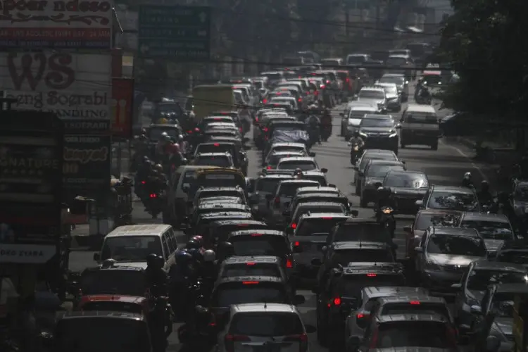 Urai Macet, Polisi Terapkan One Way Jalur Bandung-Lembang