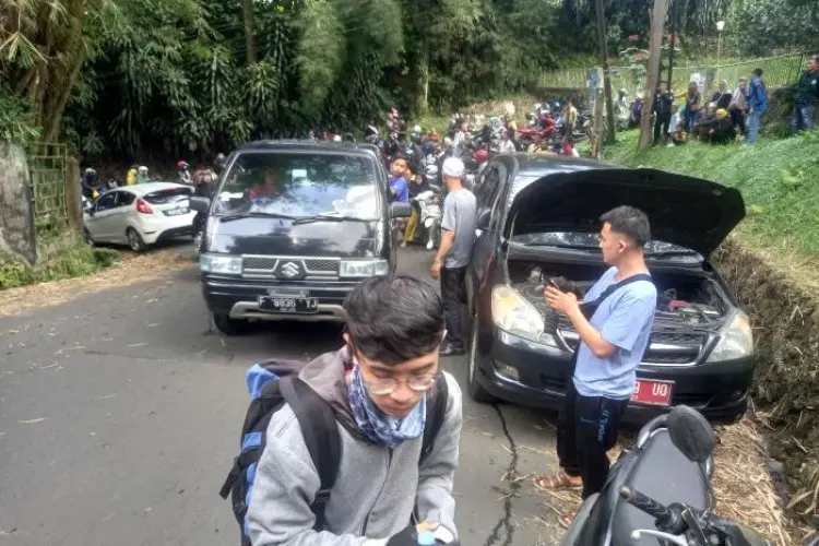 Mobil dan Motor Banyak yang Mogok di Jalur Alternatif Desa Pasir Angin, Puncak