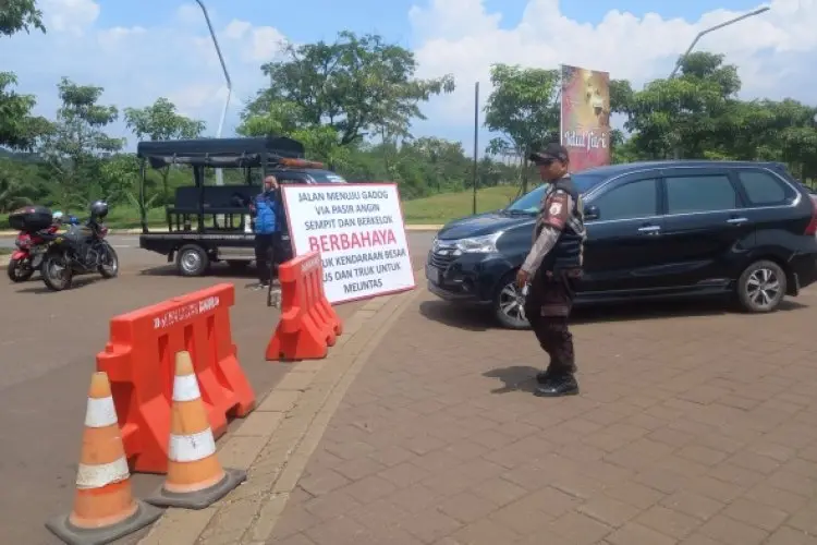 Kemacetan di Desa Pasir Angin, Puncak Mengular Hingga Perumahan Summarecon
