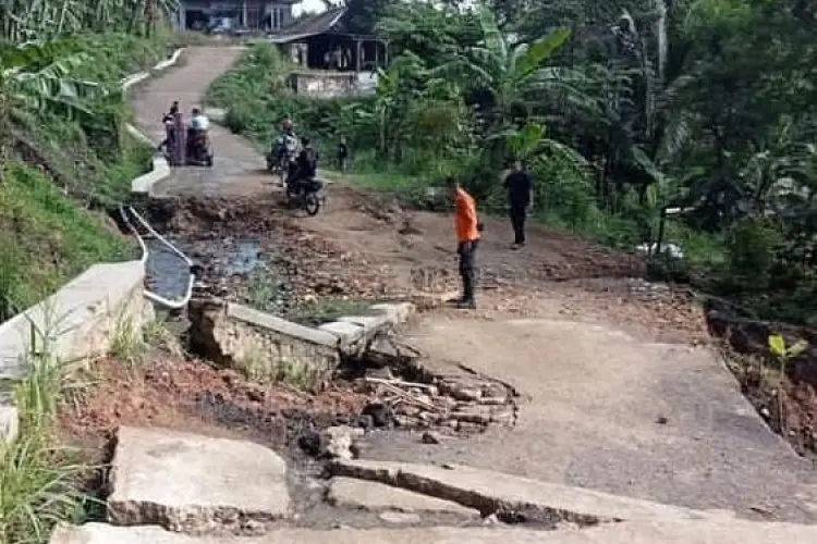 Lagi, Jalan Sukamakmur Amblas Karena Pergeseran Tanah