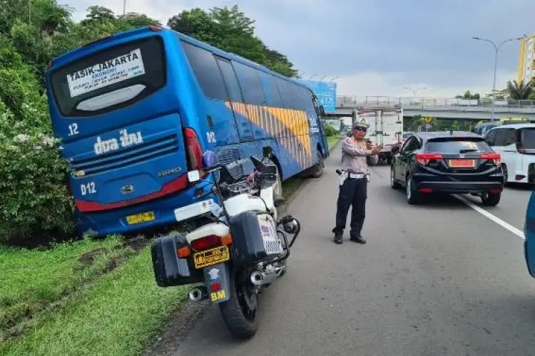 Polisi Gercep Evakuasi Penumpang Bus Terperosok di Exit Tol Bogor