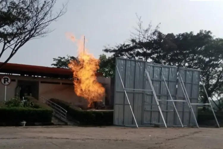Pengelola Tol Cipali Pasang Perisai Atasi Area Terdampak Semburan Api