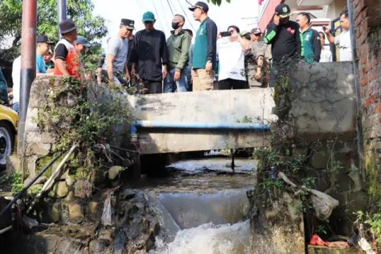 Dadang Supriatna Tinjau Drainase di Belakang Kantor Pemkab Bandung yang jadi Langganan Banjir