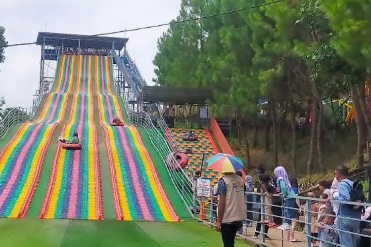 Tahun Kedua, Wahana Rainbow Slide di Floating Market Masih Banyak Diburu Wisatawan 