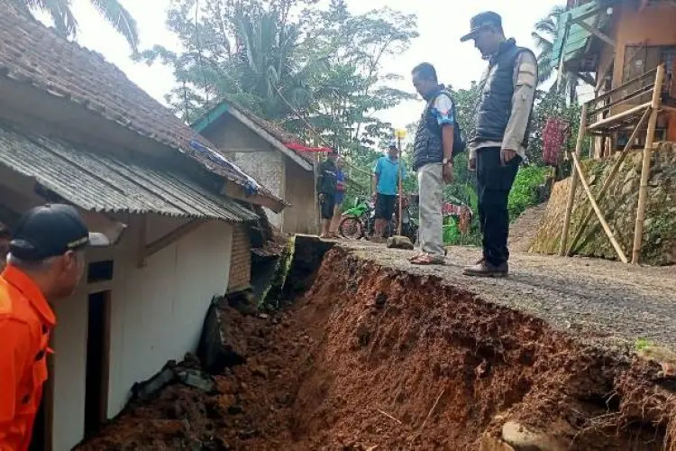 Longsor di Karangagung Timpa Rumah Warga Garut
