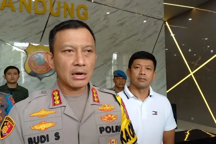 Polisi Cegat Bule Ludahi Masjid  di Bandung Ketika Hendak Terbang ke Australia