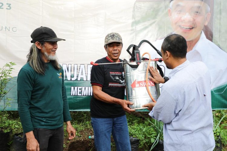GMP Berikan Bibit dan Alat Pertanian ke Petani Kopi di Kawasan Gunung Manglayang