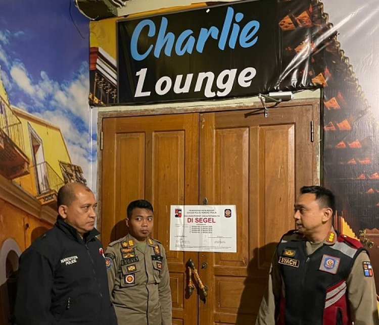 Tetap Operasional Saat Ramadan, THM Charlie Lounge Disegel Satpol PP dan Polisi