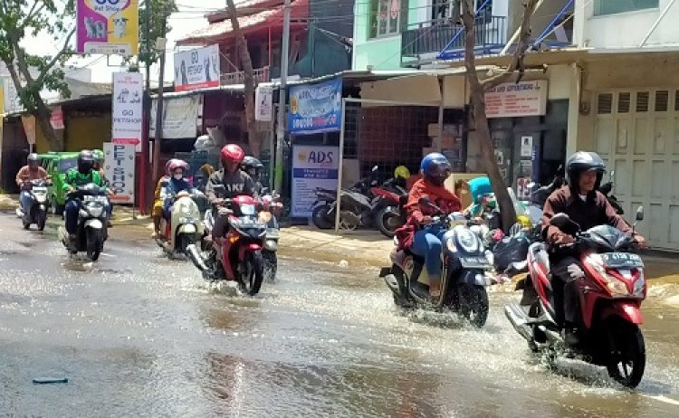 Drainase Buruk Sebabkan Banjir Cileuncang setiap Hujan di Jalan Raya Kopo-Soreang