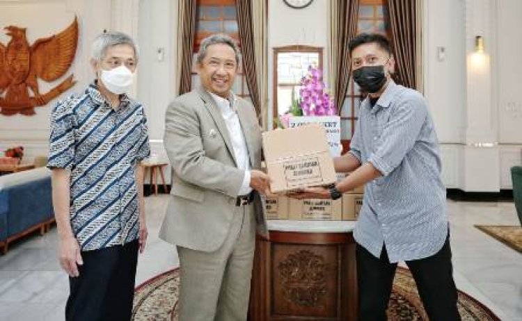 Mayapada Grup Serahkan 2.000 Paket Sembako kepada Pemkot Bandung