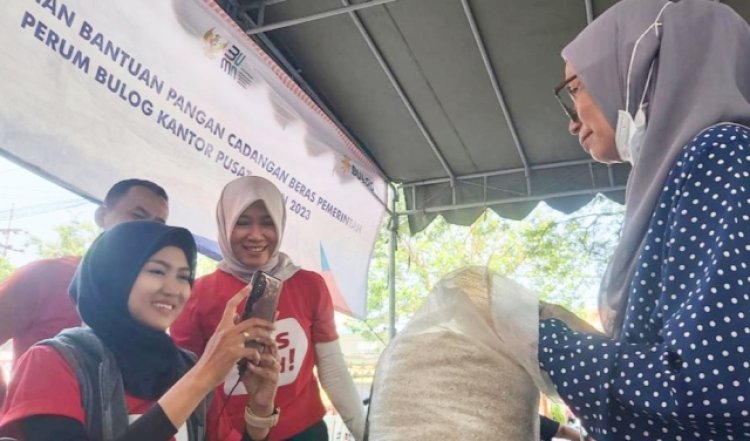 Pastikan Prosesnya Lancar Jaya, Pos Indonesia Pantau Distribusi Bantuan Pangan Beras di Surabaya 