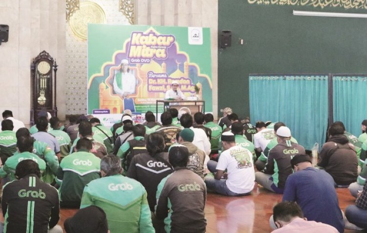 Mitra Grab di Bandung Meriahkan Ramadan dengan Tausiyah dan Bagi-bagi Takjil Gratis