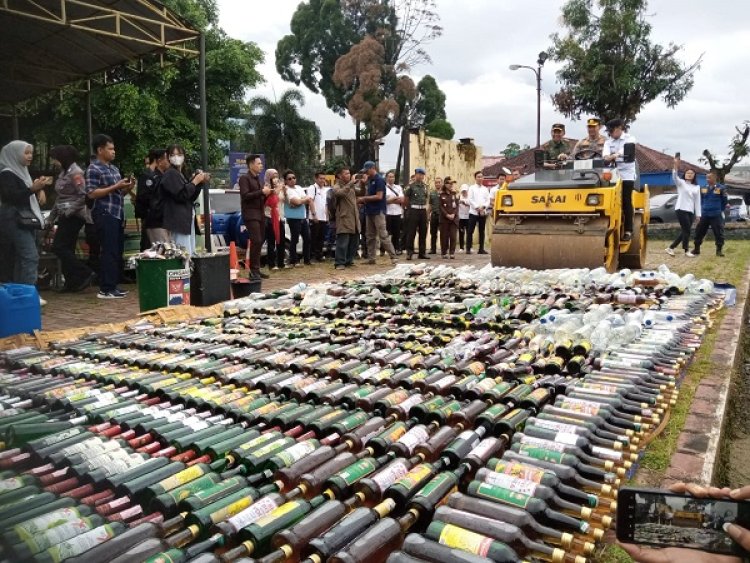 Beri Janji Plus Bukti Brantas Pekat, Polresta Bogor Kota Musnahkan Ribuan Botol Miras