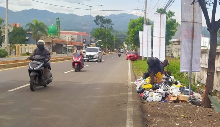 Tumpukan Sampah Liar jadi Pemandangan Biasa di Depan Rumah Dinas DPRD Kabupaten Bandung