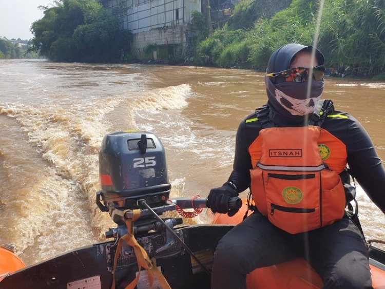 Gegara THR, Pria Katapang Ini Nekad Terjun ke Sungai Citarum, Tim SAR Pun Pusing Mencarinya