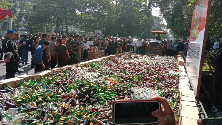 Polda-Polrestabes Bandung  Musnahkan Ribuan Botol Miras Bareng Forkopimda