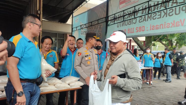 Bersama Komunitas, Polrestabes Bandung Gelar Pasar Murah