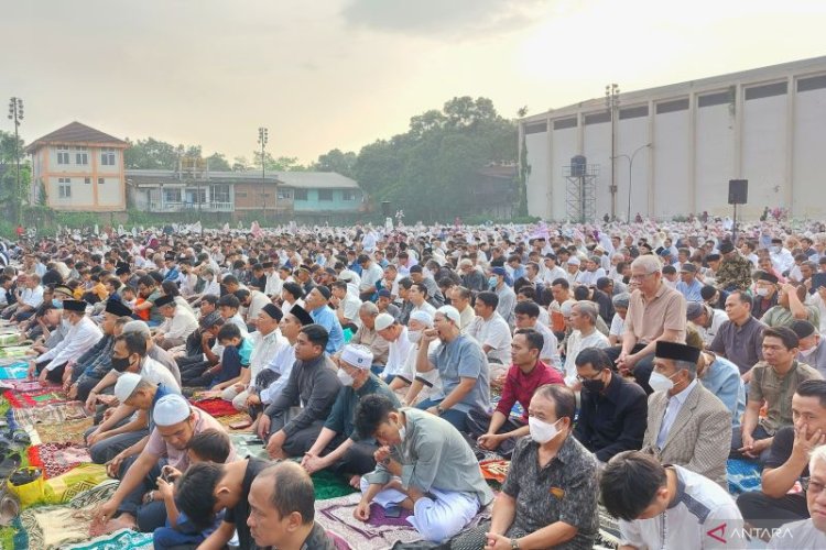 Ribuan Warga Antusias Laksanakan Shalat Idul Fitri di Lapangan Lodaya Bandung