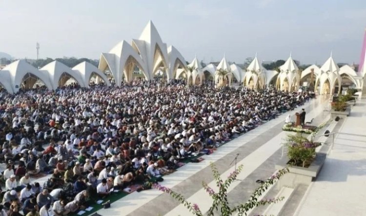 Perdana Digelar Shalat Idul Fitri, Warga Bandung Tumplek di Masjid Raya Al-Jabbar