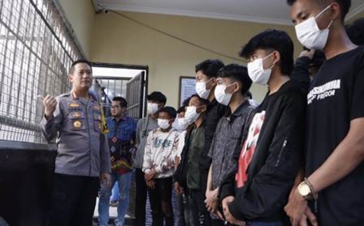 Polresta Bandung Ciduk Belasan Remaja Ugal-ugalan di Jalanan, Tertunduk Saat Diperlihatkan Kondisi Sel Tahanan