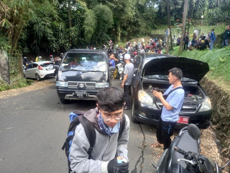 Mobil dan Motor Banyak yang Mogok di Jalur Alternatif Desa Pasir Angin, Puncak