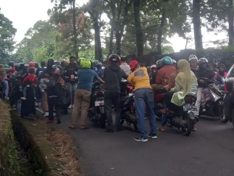 Mobil dan Motor Banyak yang Mogok di Jalur Alternatif Desa Pasir Angin, Puncak