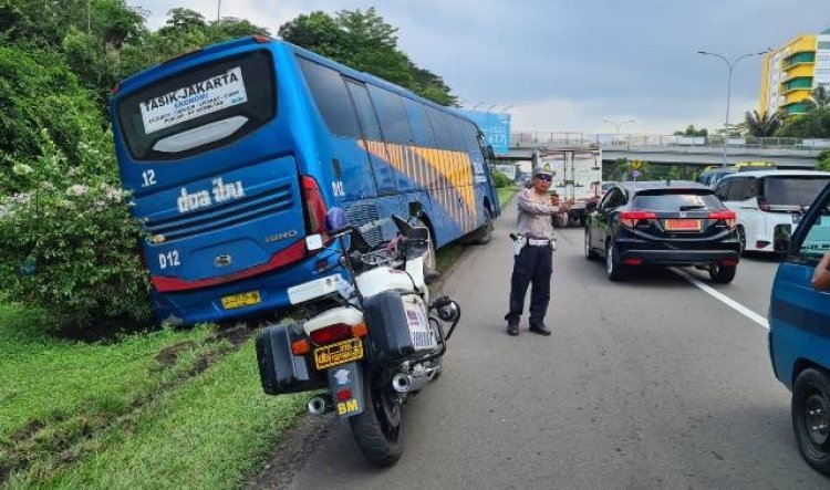 Polisi Gercep Evakuasi Penumpang Bus Terperosok di Exit Tol Bogor