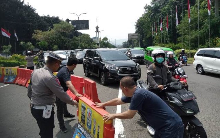 Jalan Tol Arah Puncak Padat, Ribuan Kendaraan Arus Balik Memilih Masuk Kota Bogor