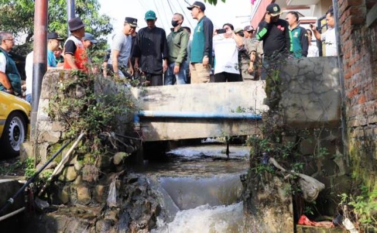 Dadang Supriatna Tinjau Drainase di Belakang Kantor Pemkab Bandung yang jadi Langganan Banjir