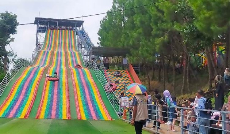 Tahun Kedua, Wahana Rainbow Slide di Floating Market Masih Banyak Diburu Wisatawan 